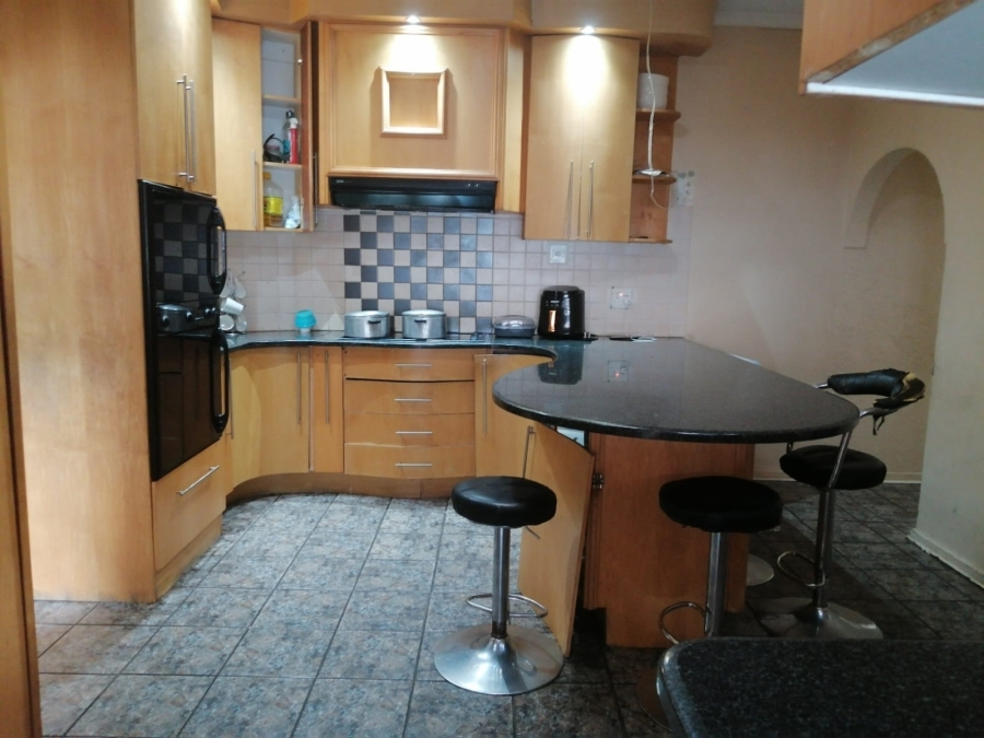 6 Bedroom Property for Sale in Geelhoutpark North West